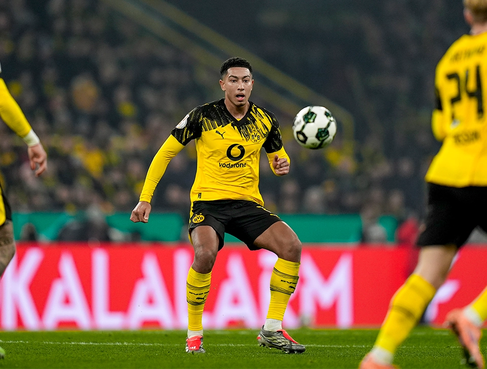Jobe Bellingham bei der Ballannahme (Foto)