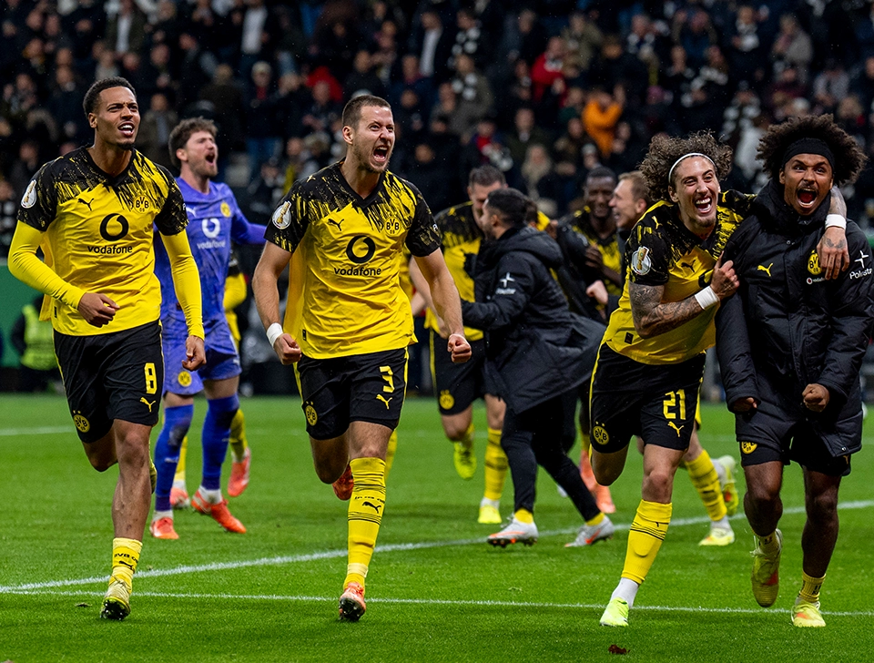 Mehrere BVB Spieler laufen jubelnd zu den Fans (Foto)