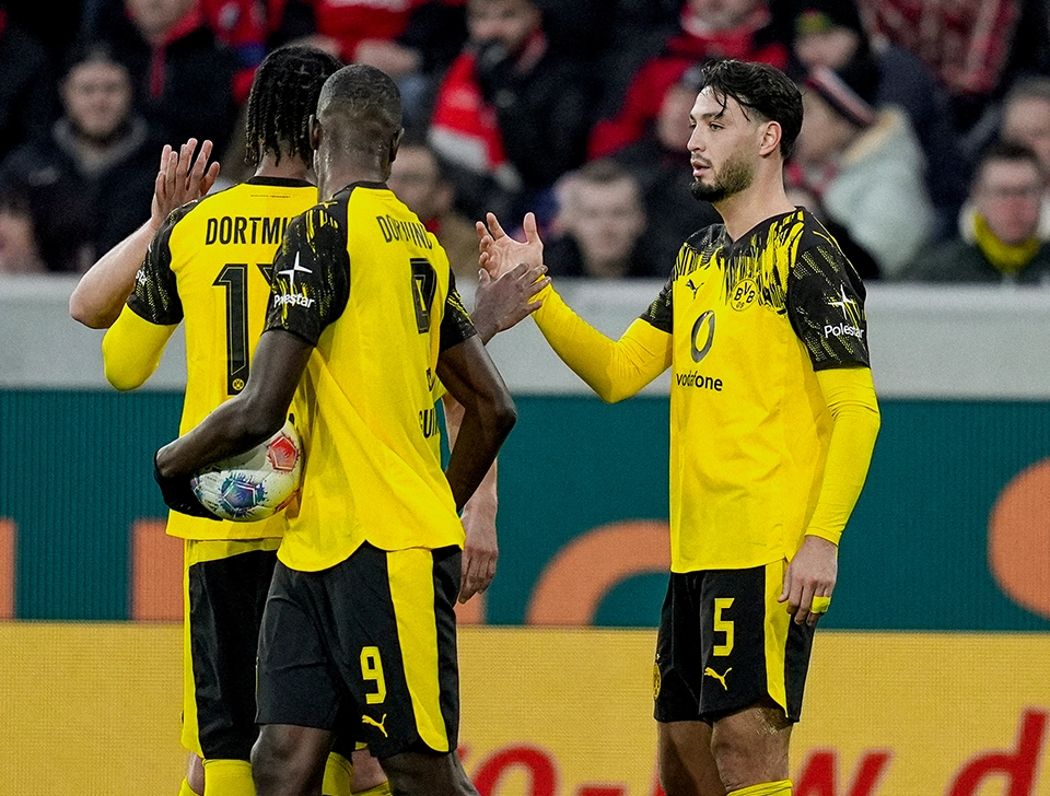 Mehrere Dortmund-Spieler u.a. Bensebaini klatschen ab (Foto)