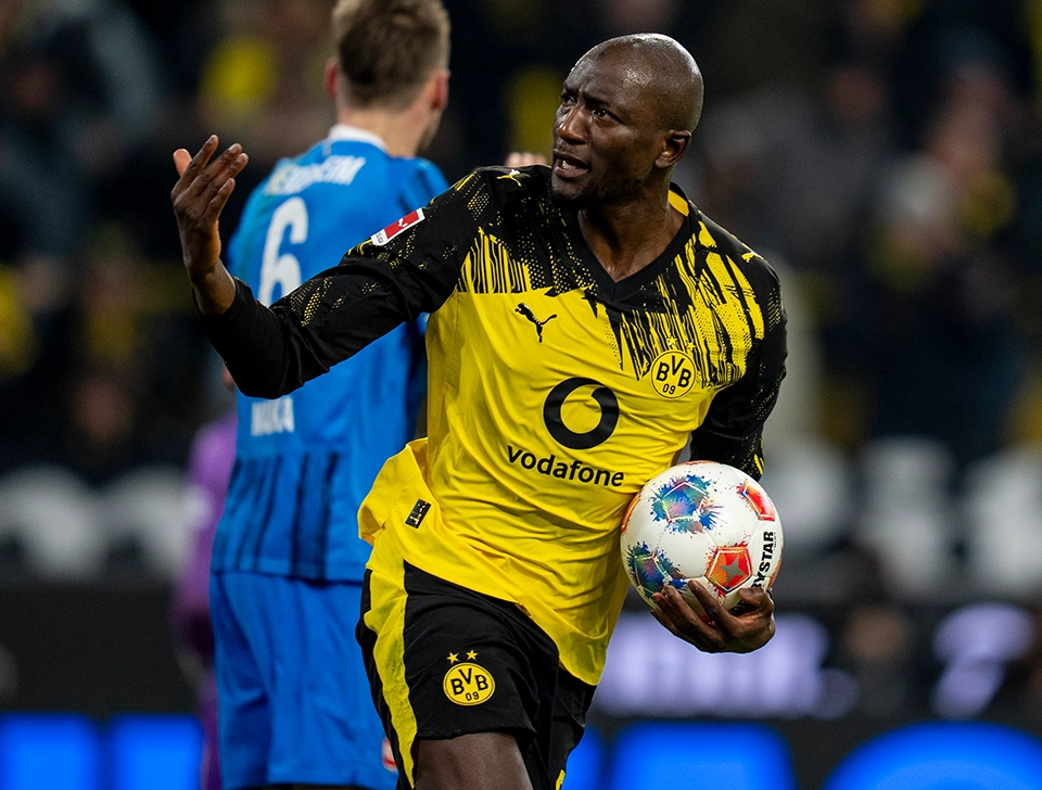 Guirassy läuft nach einem Tor mit dem Ball in der Hand Richtung Mittellinie (Foto)