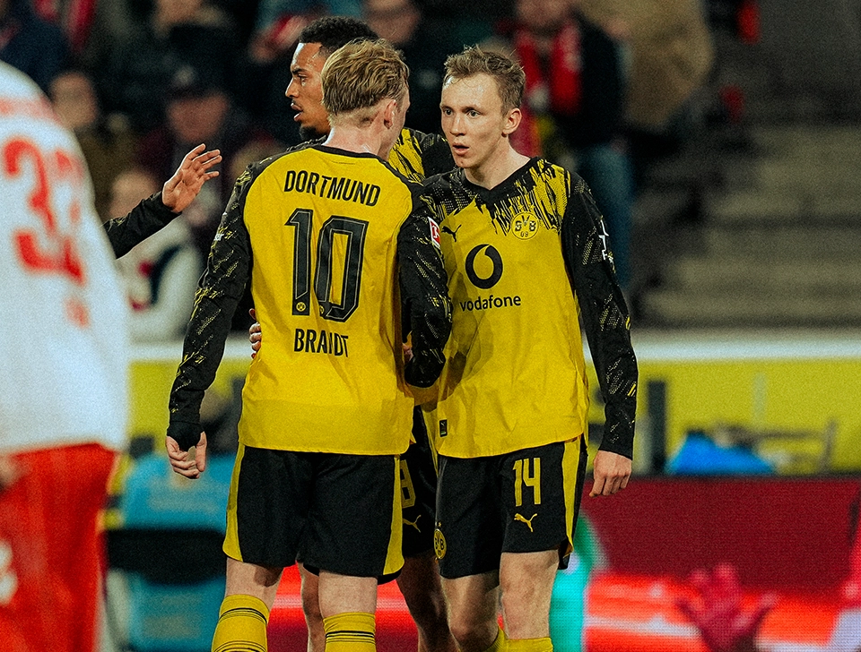 Brandt und Beier besprechen etwas, Nmecha im Hintergrund (Foto)