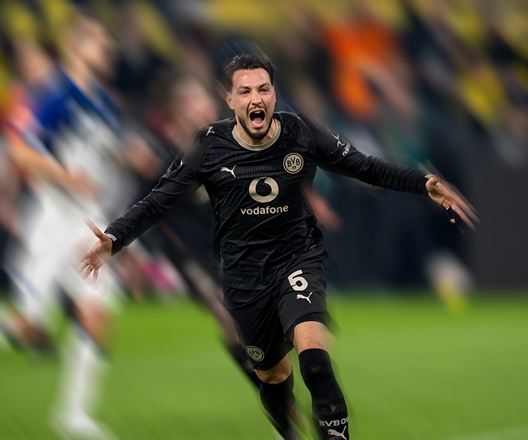 Bensebaini läuft jubelnd weg, im Hintergrund ein HSV Spieler (Foto)