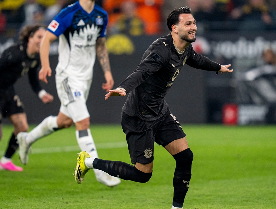 Bensebaini läuft jubelnd weg, im Hintergrund ein HSV Spieler (Foto)