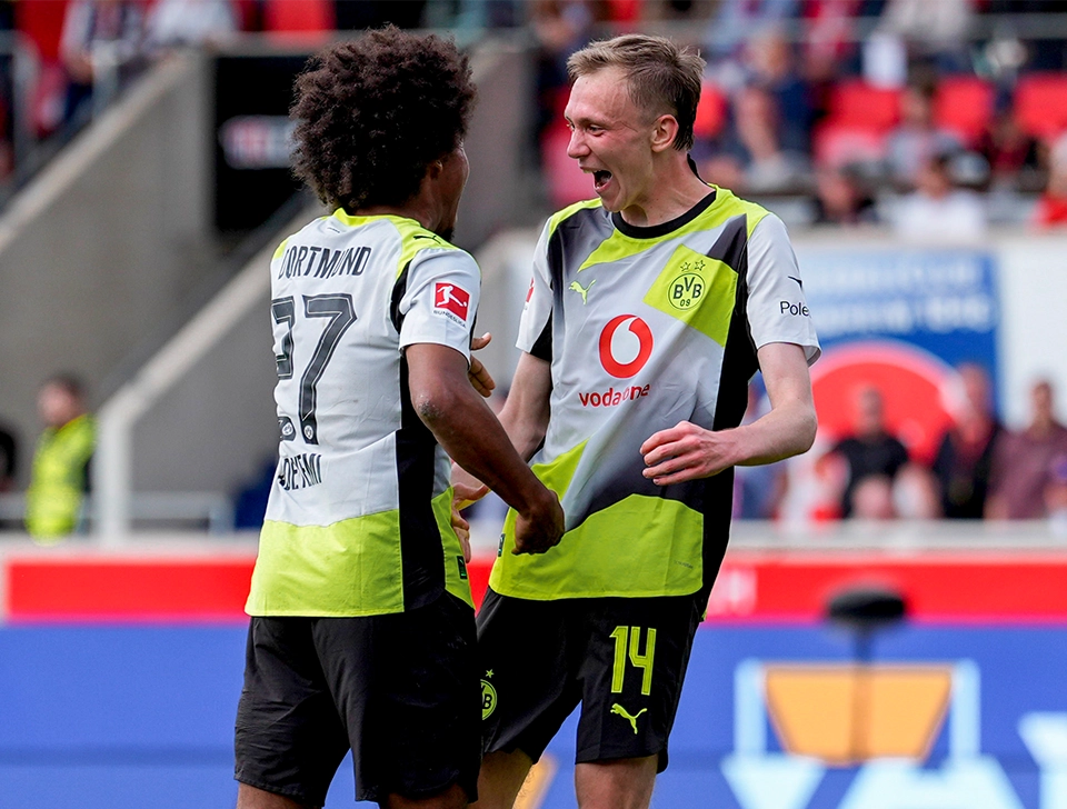 Adeyemi gratuliert Torschützen Beier (Foto)