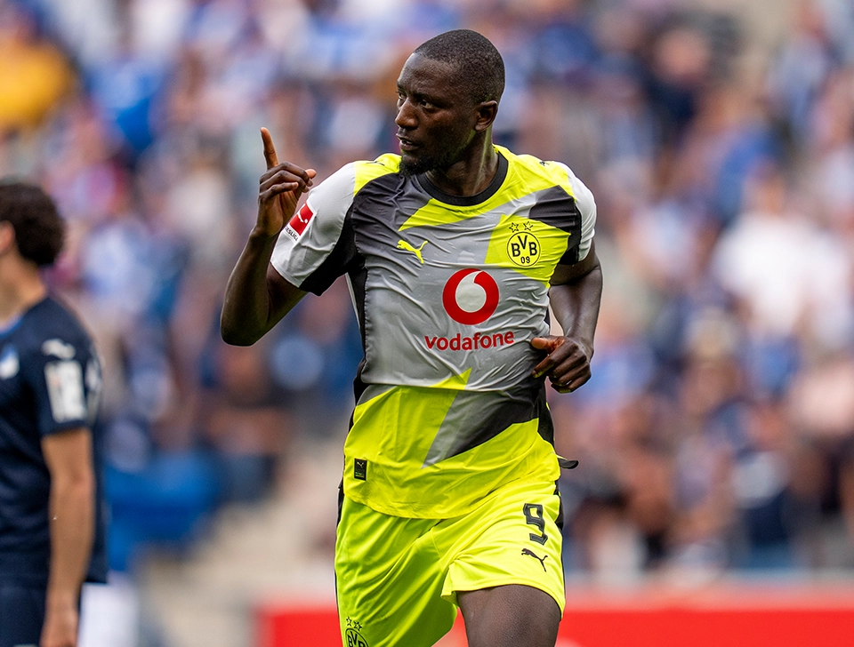 Guirassy jubelt mit ausgestrecktem Zeigefinger (Foto)