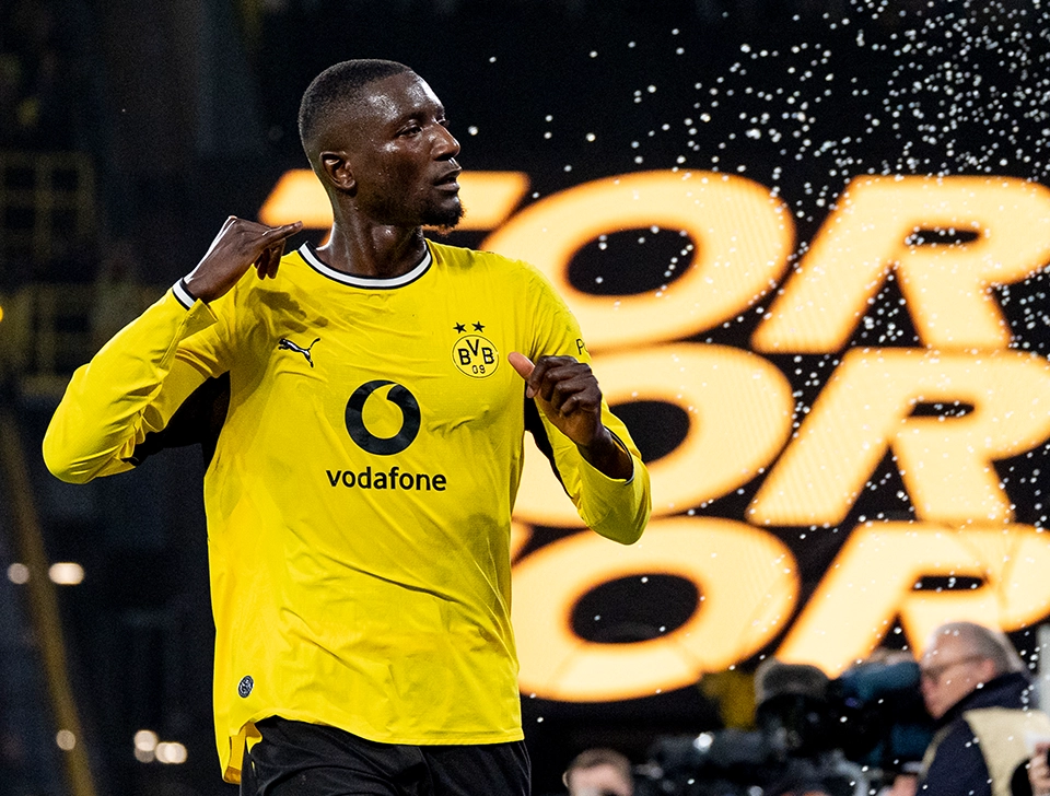 Guirassy jubelt, im Hintergrund eine Videoleinwand die ein Tor anzeigt (Foto)