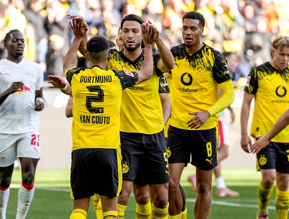 Einige BVB Spieler kommen um mit Torschützen Couto abzuklatschen (Foto)