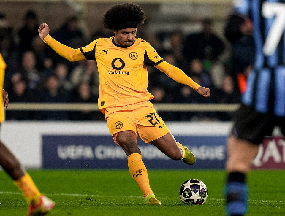 Adeyemi schießt mit links (Foto)