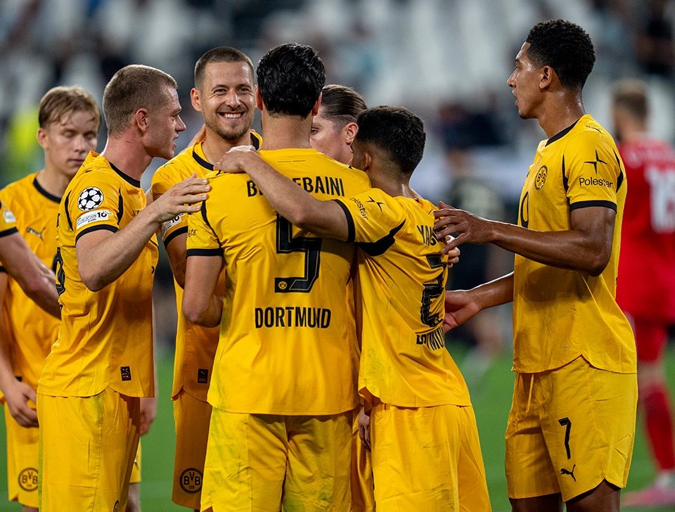 Mehrere Dortmund Spieler rund um Bensebaini jubeln (Foto)