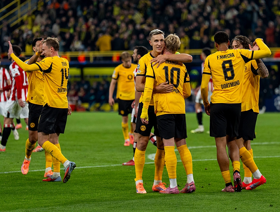 Mehrere Dortmund Spieler jubeln, Schlotterbeck umarmt Brandt, Nmecha und Beier klatschen mit Mitspielern ab (Foto)