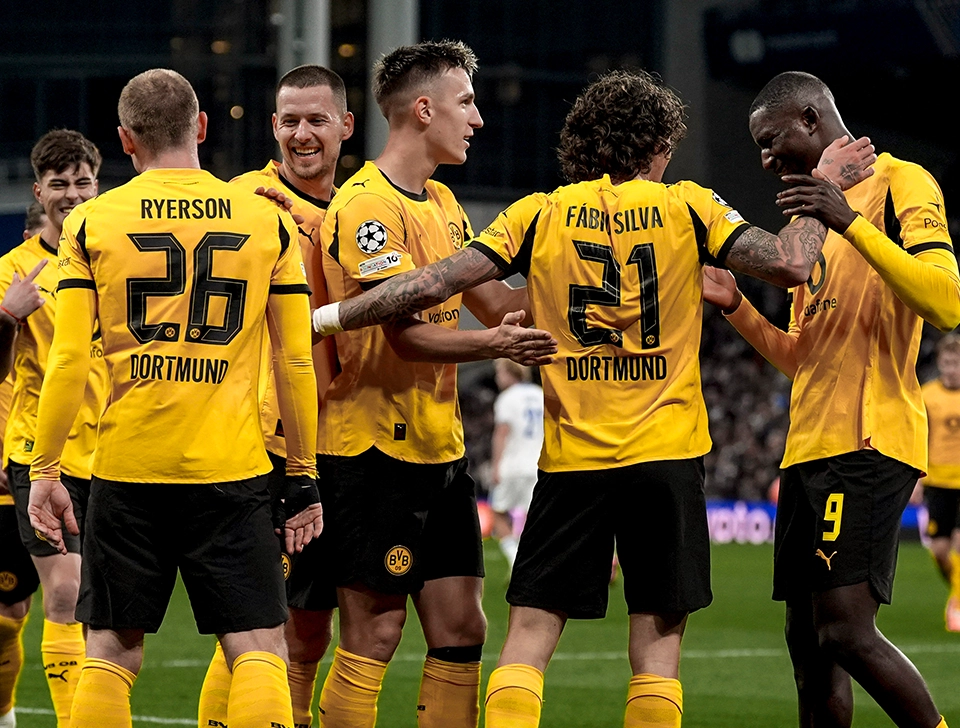 Dortmund Spieler beim Jubel, rund um Fabio Silva und Ryerson (Foto)