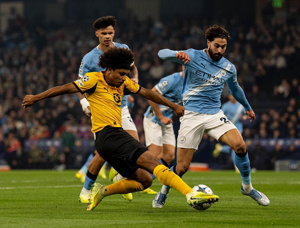 Adeyemi versucht im Rutschen den Ball an einem Man City Verteidiger vorbeizubringen (Foto)