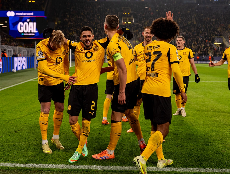 Mehrere Dortmund Spieler sammeln sich zum Torjubel (Foto)