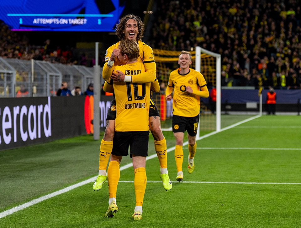 Brandt jubelt, Fabio Silva springt auf ihn drauf und Beier kommt im Hintergrund angelaufen (Foto)