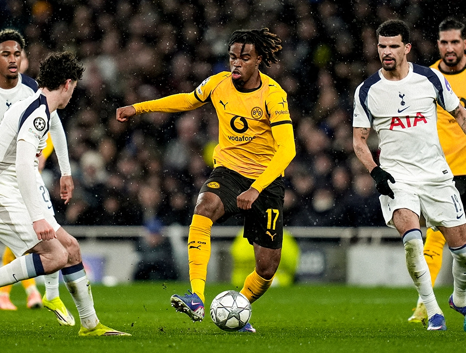 Chukwuemeka umringt von 4 Tottenham Spielern (Foto)