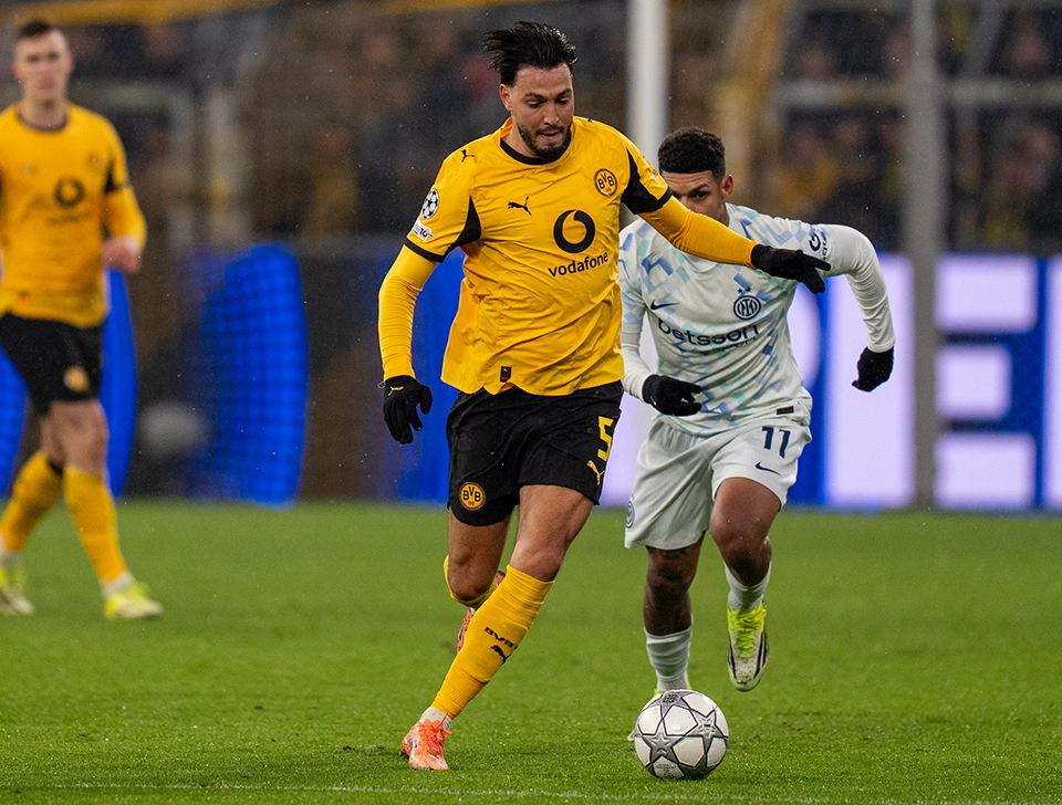 Bensebaini sprintet verfolgt von einem Inter Mailand Spieler (Foto)