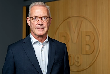 Thomas Treß – Geschäftsführer – in dunklem Anzug mit dunkler Krawatte schaut direkt in die Kamera (Foto)